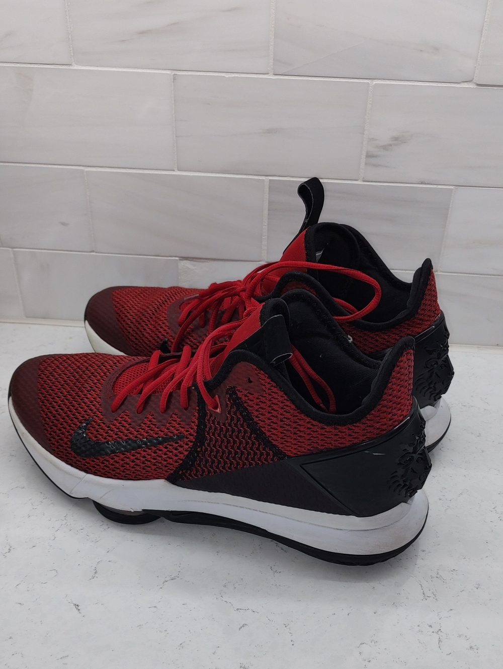 Nike BV7427-002 Men’s Red and Black LE BRON WITNESS IV SIZE 12